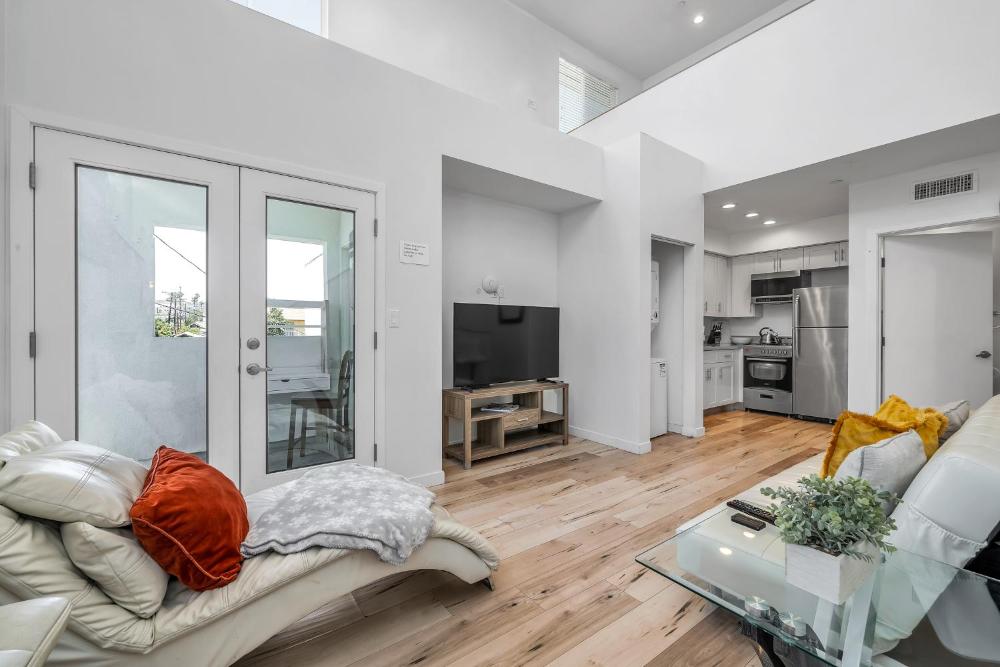 Chic 2 Bedroom 2 Bathroom 3 Level Loft Style Condo by Hollywood Free Gated Parking Full kitchen